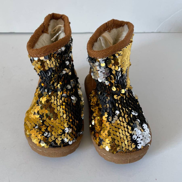 Mudd Cherry Silver and Gold Sequined Faux Fur Booties • Size 5 🗣 - Picture 2 of 3